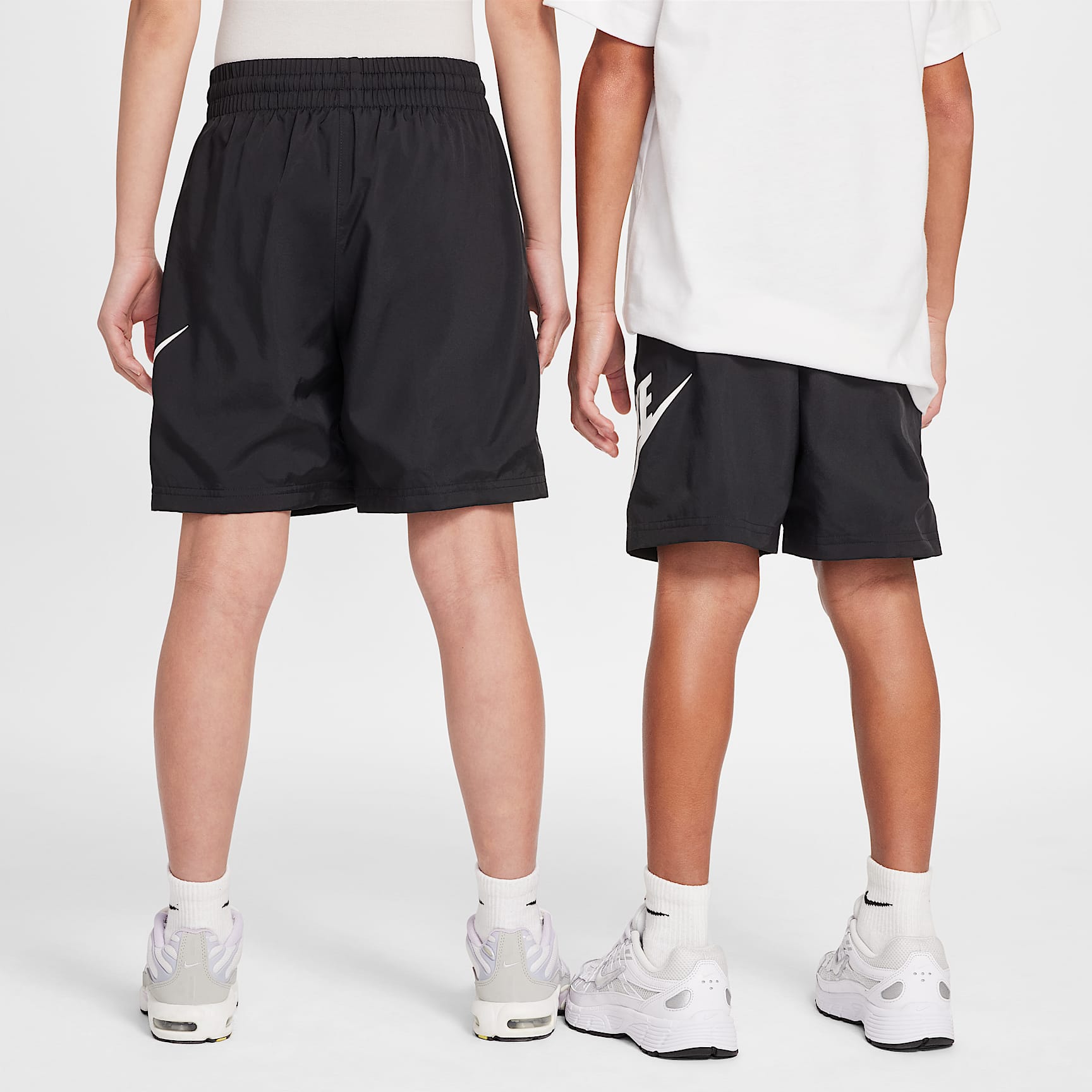 Shorts de tejido Woven de 15 cm para niños talla grande Nike Sportswear Club – Negro/Blanco – vista 2