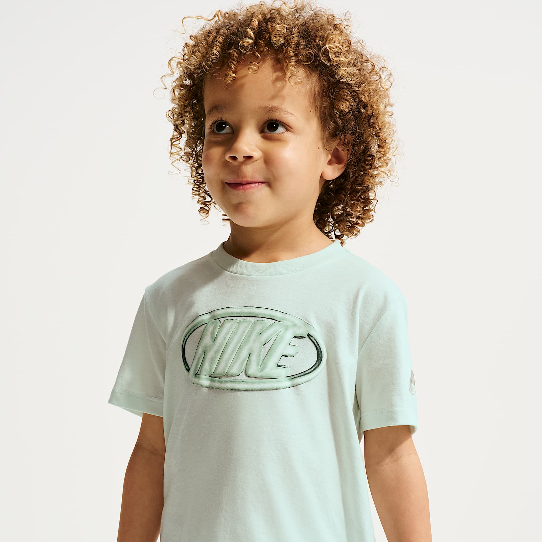 Conjunto de 2 piezas de playera Floatie y shorts infantil Nike Sportswear Club – Niebla pícea – vista 2
