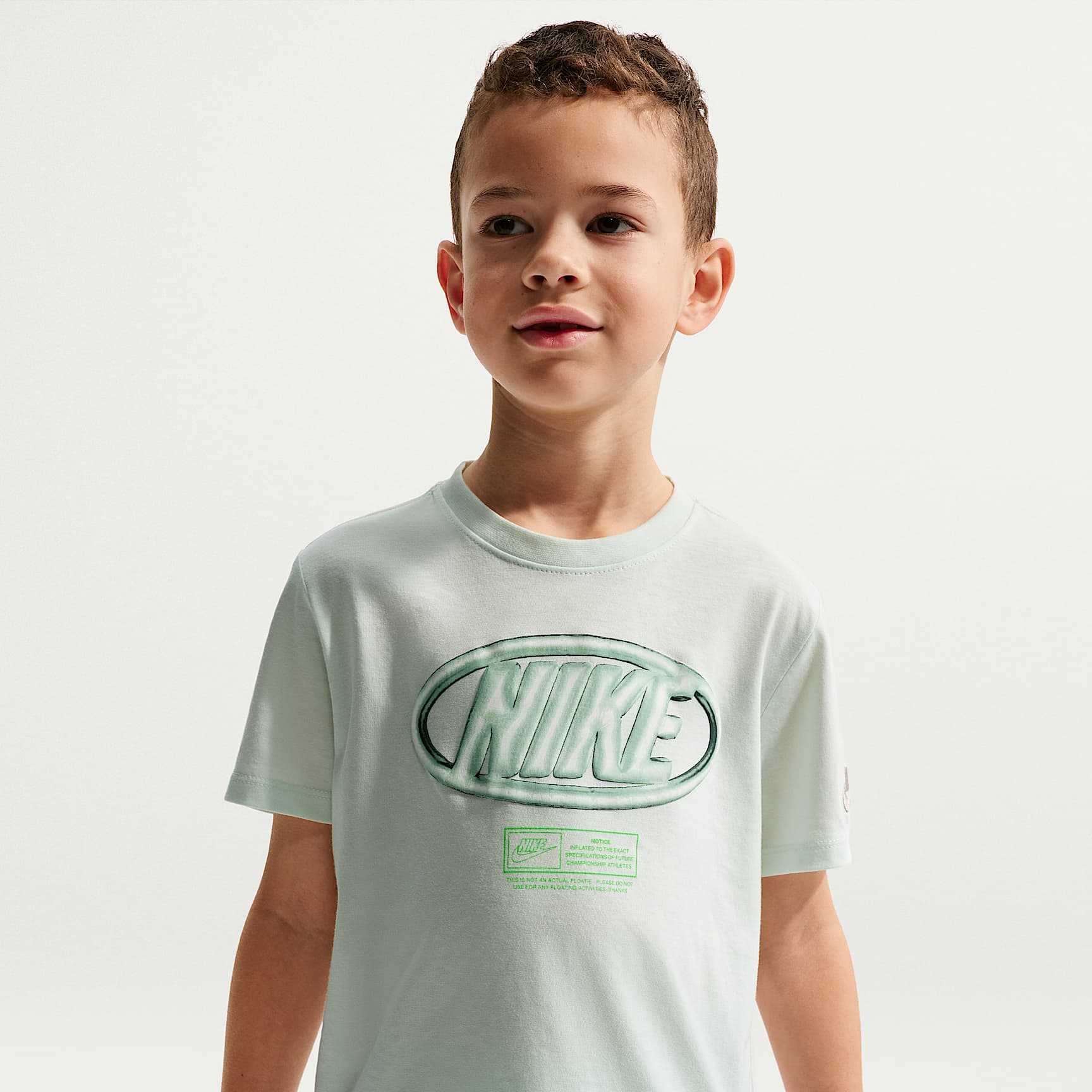 Conjunto de dos piezas de playera Floatie y shorts para niños talla pequeña Nike Sportswear Club – Niebla pícea – vista 2