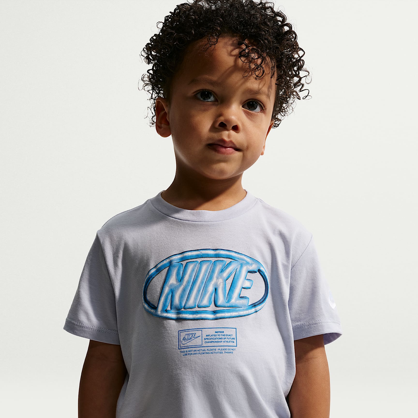 Conjunto de 2 piezas de playera Floatie y shorts infantil Nike Sportswear Club – Azul de trabajo – vista 2