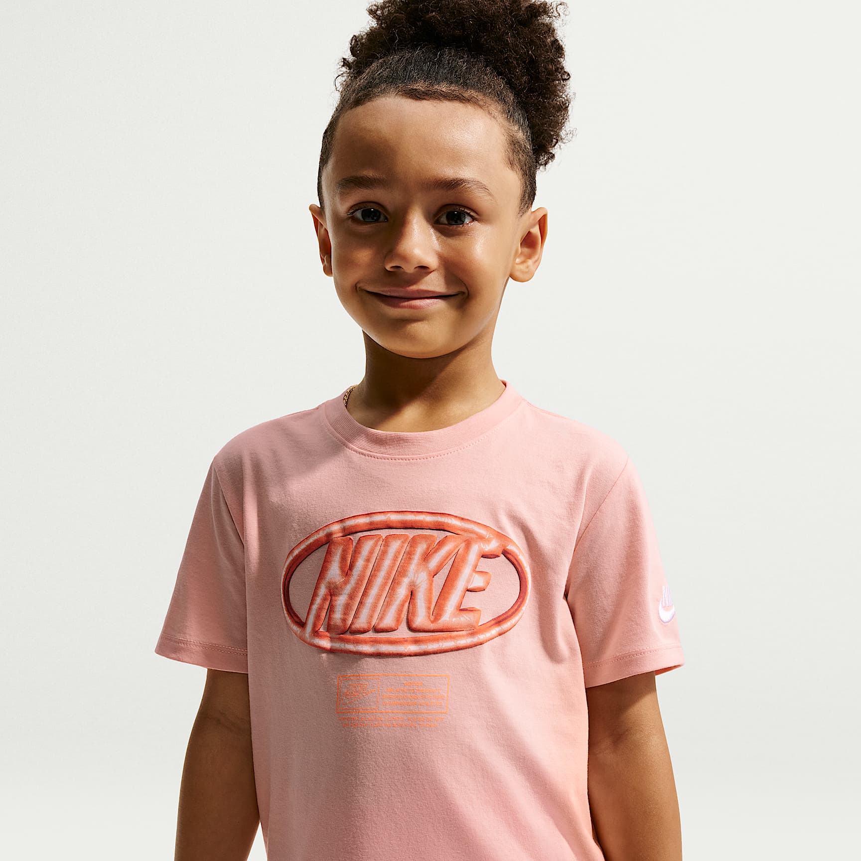 Conjunto de dos piezas de playera Floatie y shorts para niños talla pequeña Nike Sportswear Club – Naranja césped – vista 2