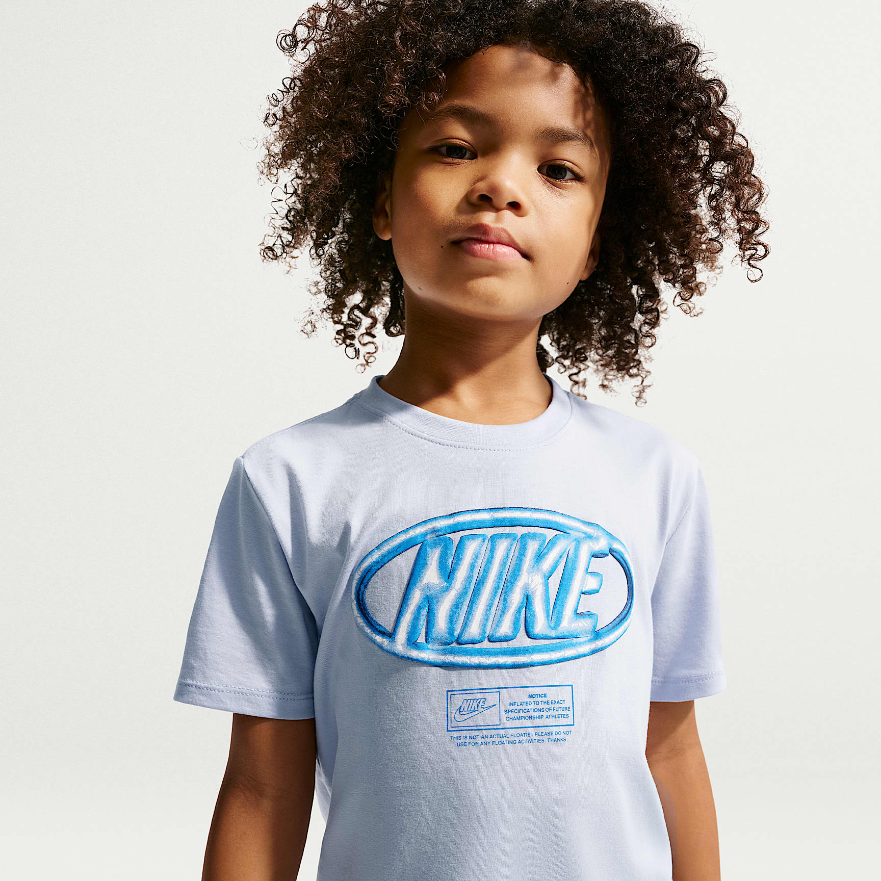 Conjunto de dos piezas de playera Floatie y shorts para niños talla pequeña Nike Sportswear Club – Azul de trabajo – vista 2