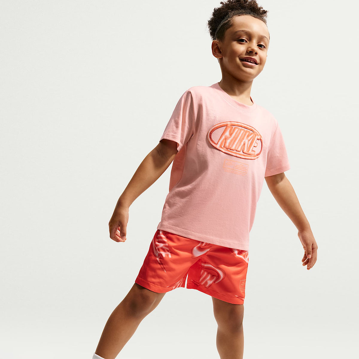 Conjunto de dos piezas de playera Floatie y shorts para niños talla pequeña Nike Sportswear Club – Naranja césped – vista 6