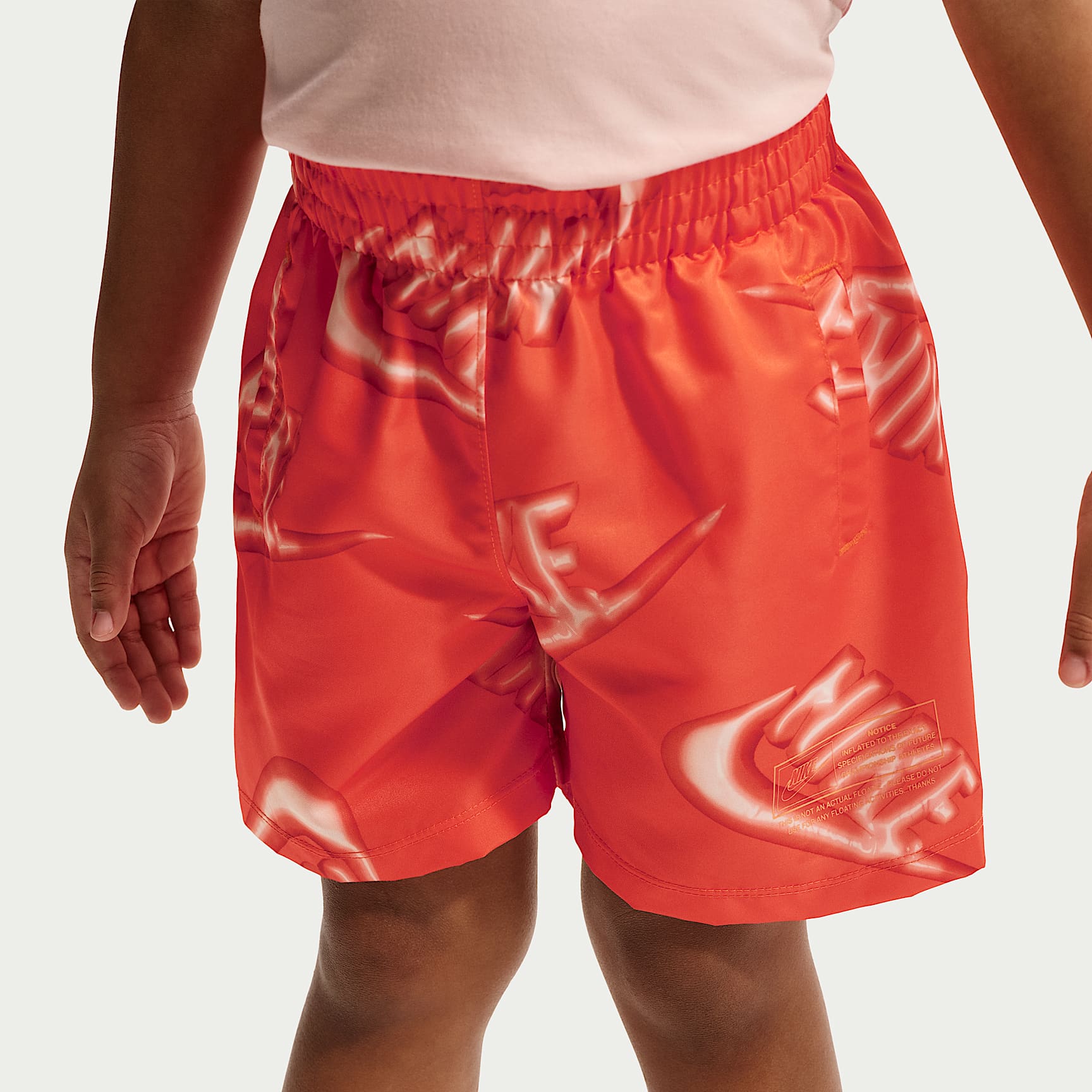 Conjunto de 2 piezas de playera Floatie y shorts infantil Nike Sportswear Club – Naranja césped – vista 2