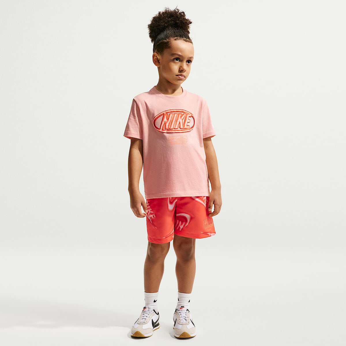 Conjunto de dos piezas de playera Floatie y shorts para niños talla pequeña Nike Sportswear Club – Naranja césped – vista 1