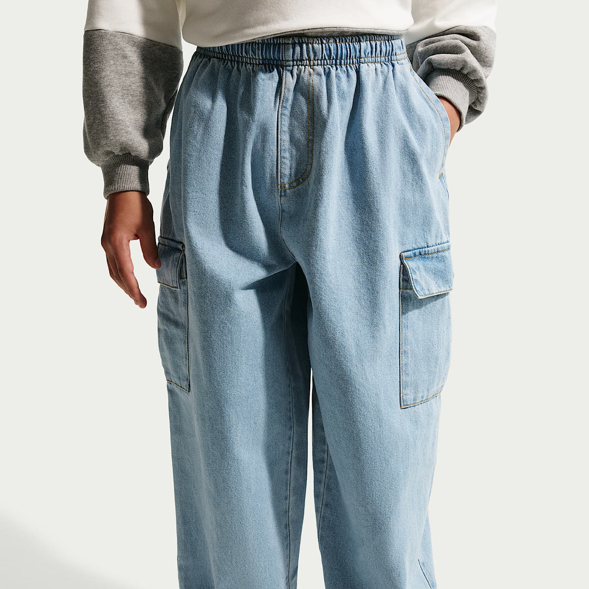 Pants cargo de denim para niños talla grande Nike Sportswear Collection – Azul militar claro/Azul militar claro/Trigo/Azul militar claro – vista 2