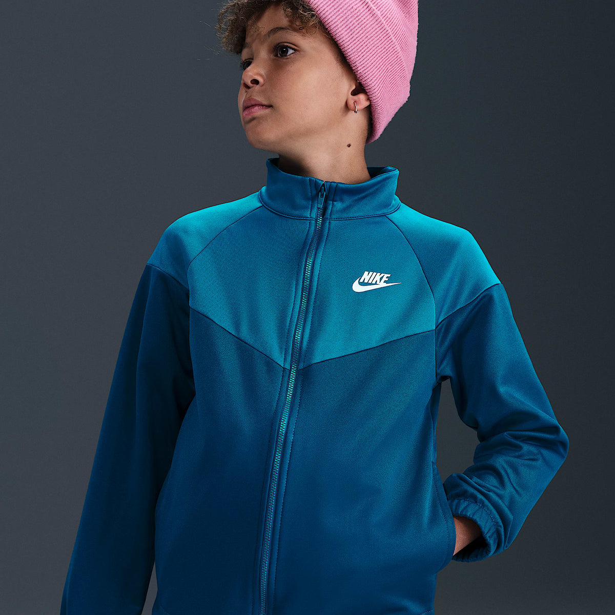 Conjunto deportivo Dri-FIT para niños talla grande Nike Sportswear – Azul fuerza/Verde abismo/Blanco – vista 2