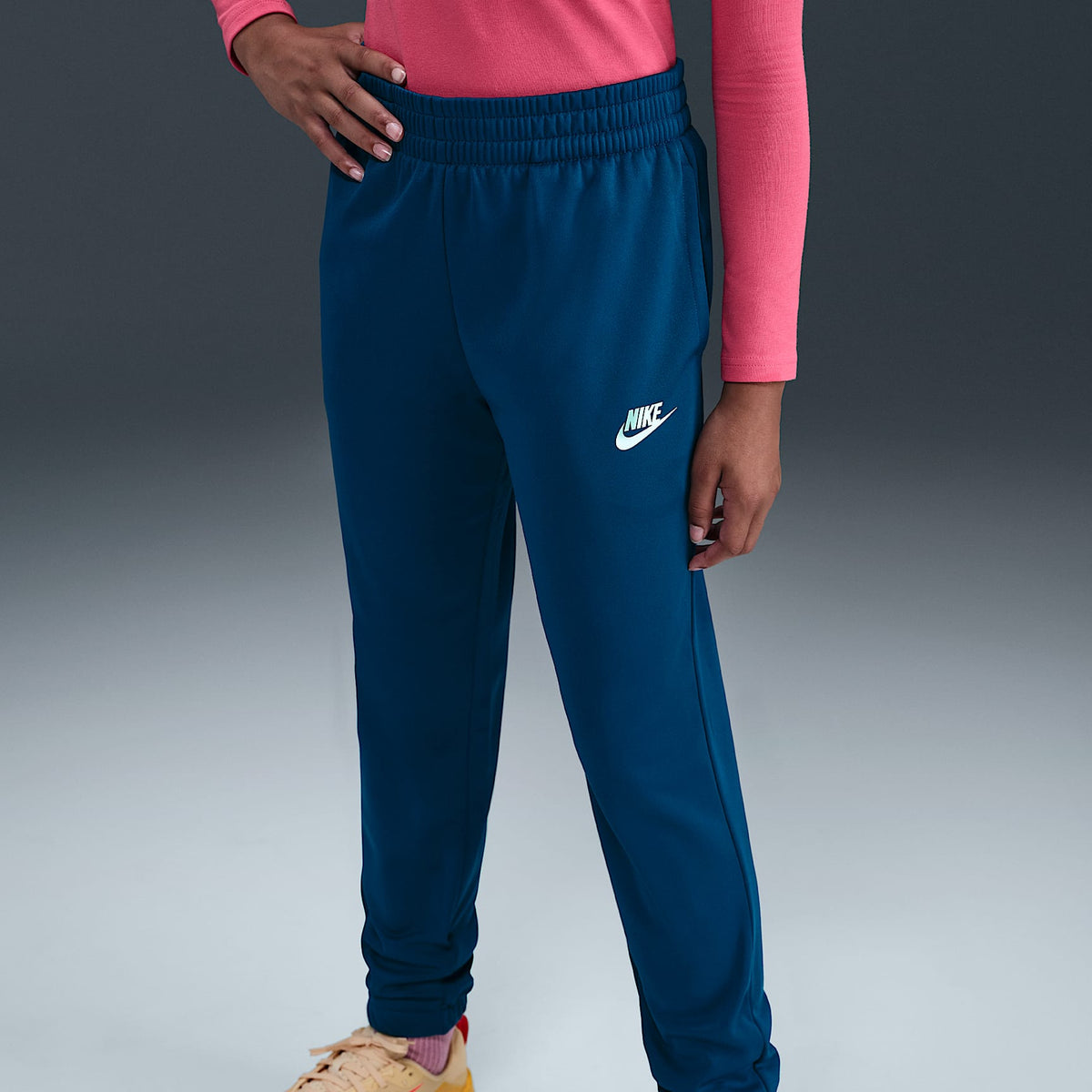Conjunto deportivo Dri-FIT para niños talla grande Nike Sportswear – Azul fuerza/Verde abismo/Blanco – vista 4