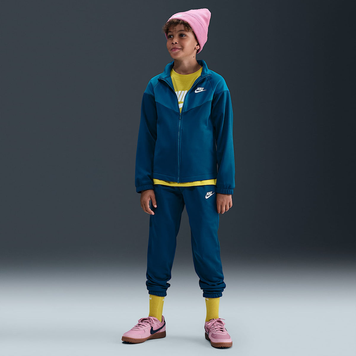 Conjunto deportivo Dri-FIT para niños talla grande Nike Sportswear – Azul fuerza/Verde abismo/Blanco – vista 6
