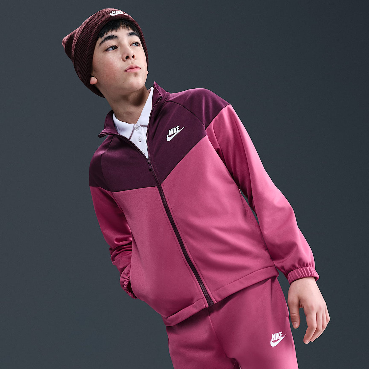 Conjunto deportivo Dri-FIT para niños talla grande Nike Sportswear – Remolacha dulce/Burdeos/Blanco – vista 2