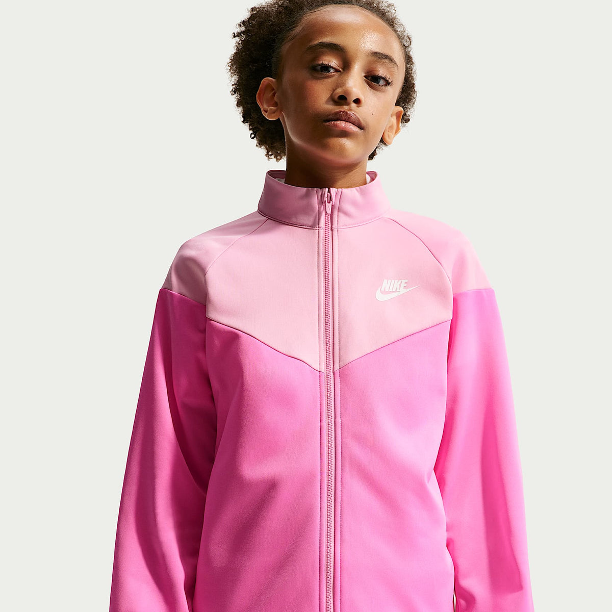Conjunto deportivo Dri-FIT para niños talla grande Nike Sportswear – Rosa alegre/Rosa amanecer/Blanco – vista 2