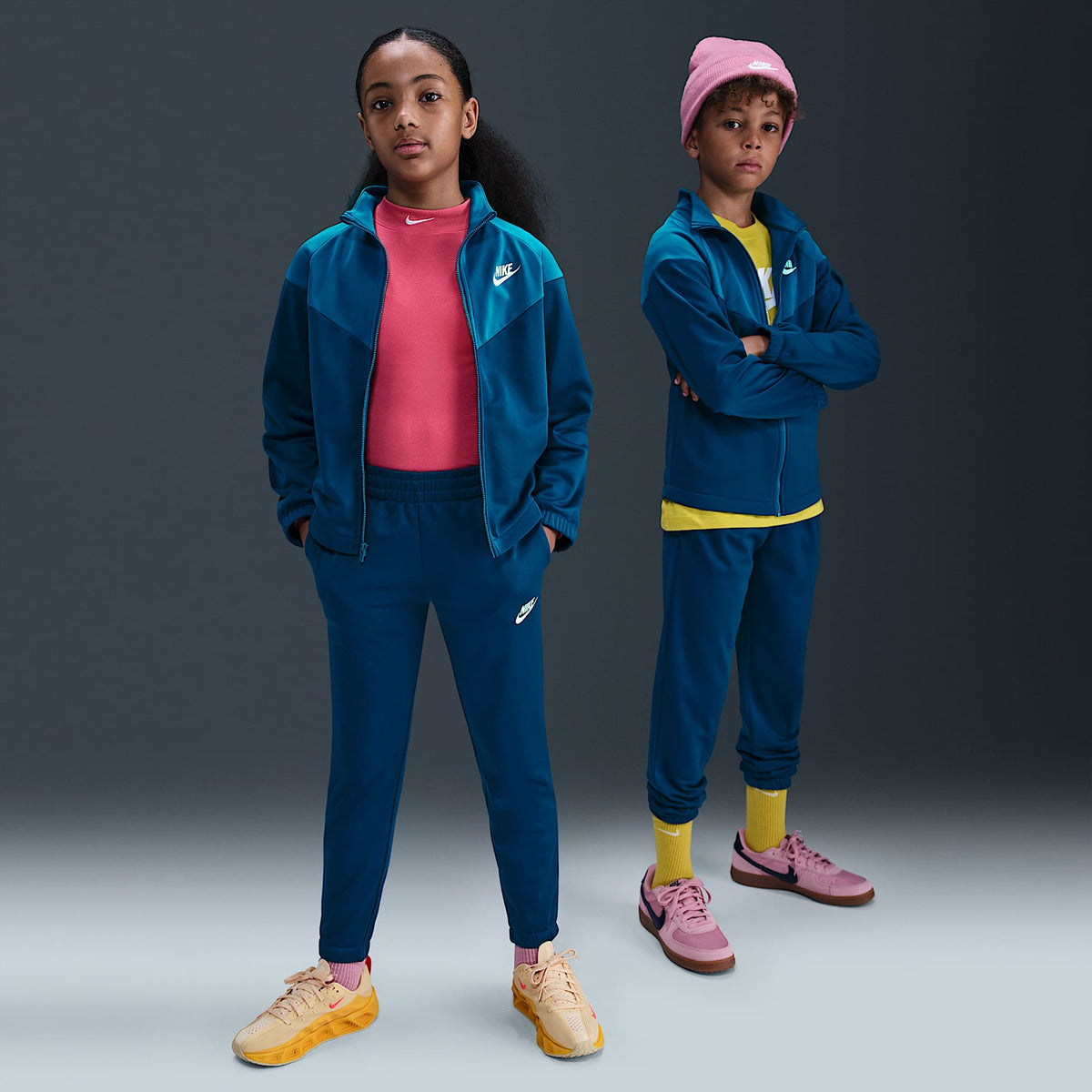 Conjunto deportivo Dri-FIT para niños talla grande Nike Sportswear – Azul fuerza/Verde abismo/Blanco – vista 1