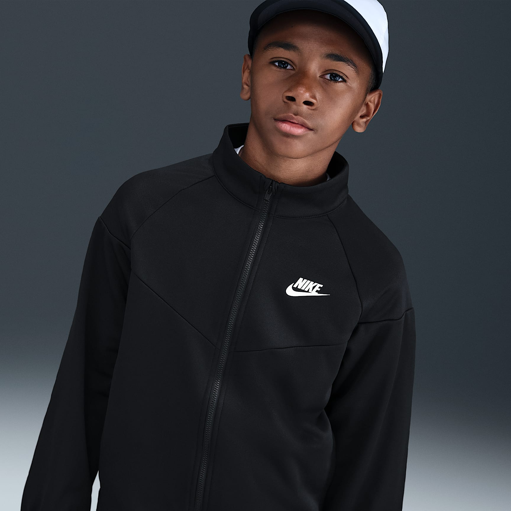 Conjunto deportivo Dri-FIT para niños talla grande Nike Sportswear – Negro/Negro/Blanco – vista 2