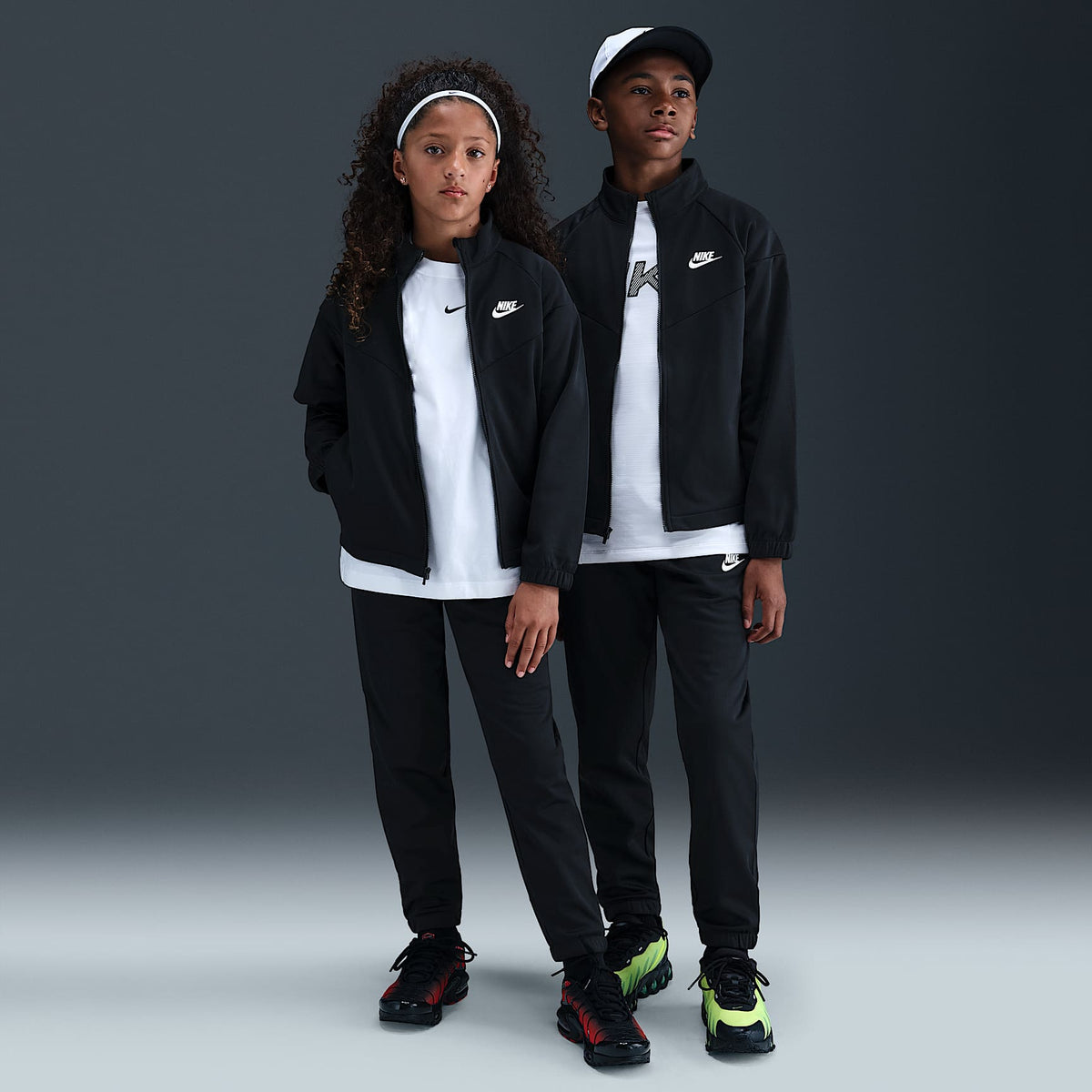 Conjunto deportivo Dri-FIT para niños talla grande Nike Sportswear – Negro/Negro/Blanco – vista 1