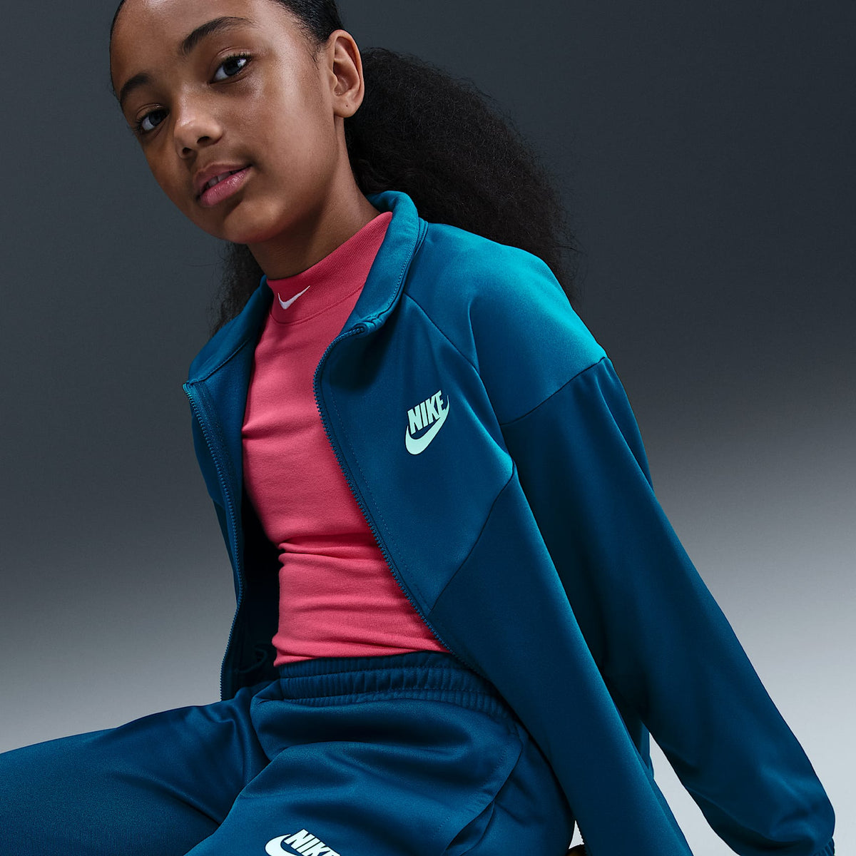 Conjunto deportivo Dri-FIT para niños talla grande Nike Sportswear – Azul fuerza/Verde abismo/Blanco – vista 5