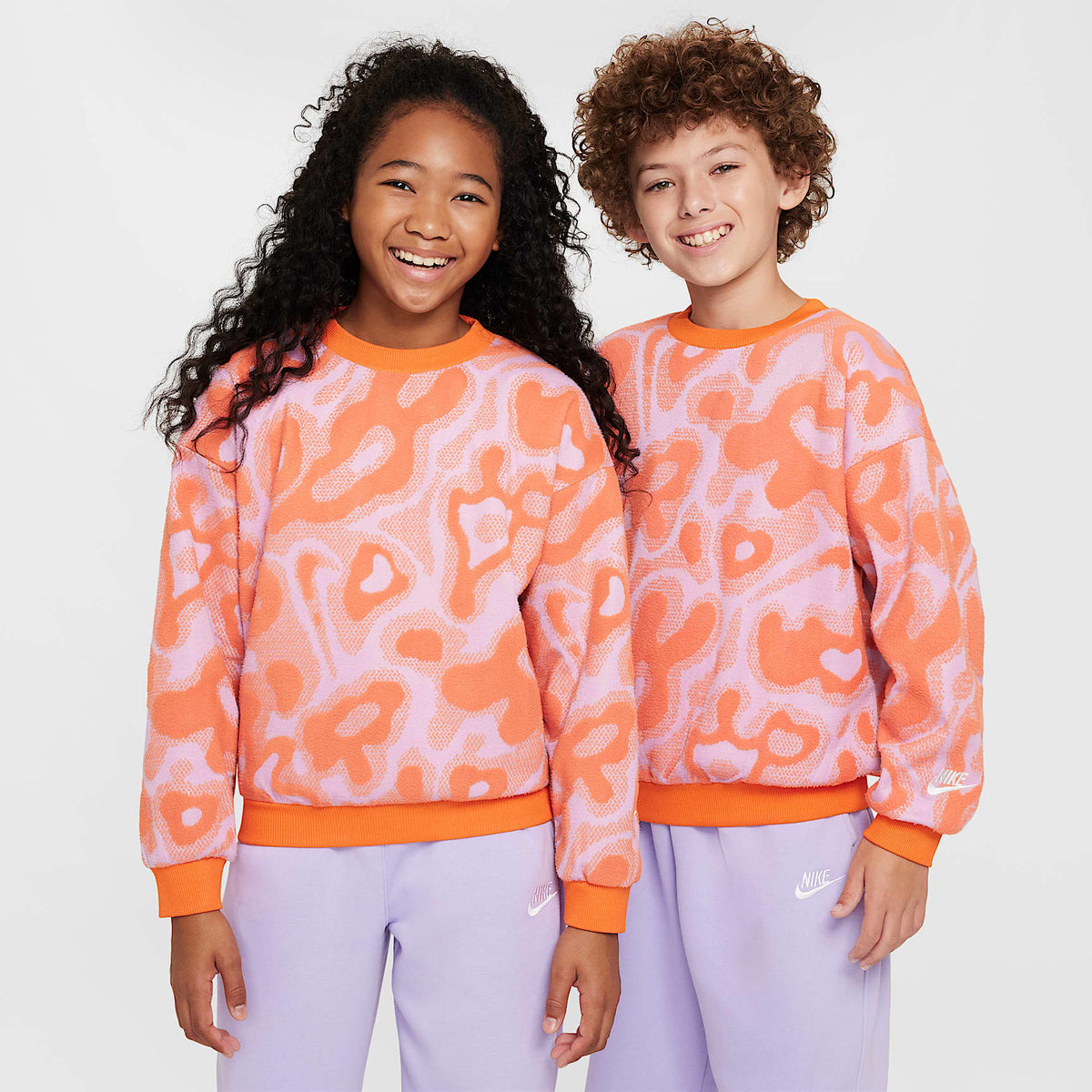 Sudadera de cuello redondo de tejido Fleece oversized para niños talla grande Nike Sportswear – Rosa extremo/Naranja seguridad/Blanco – vista 1