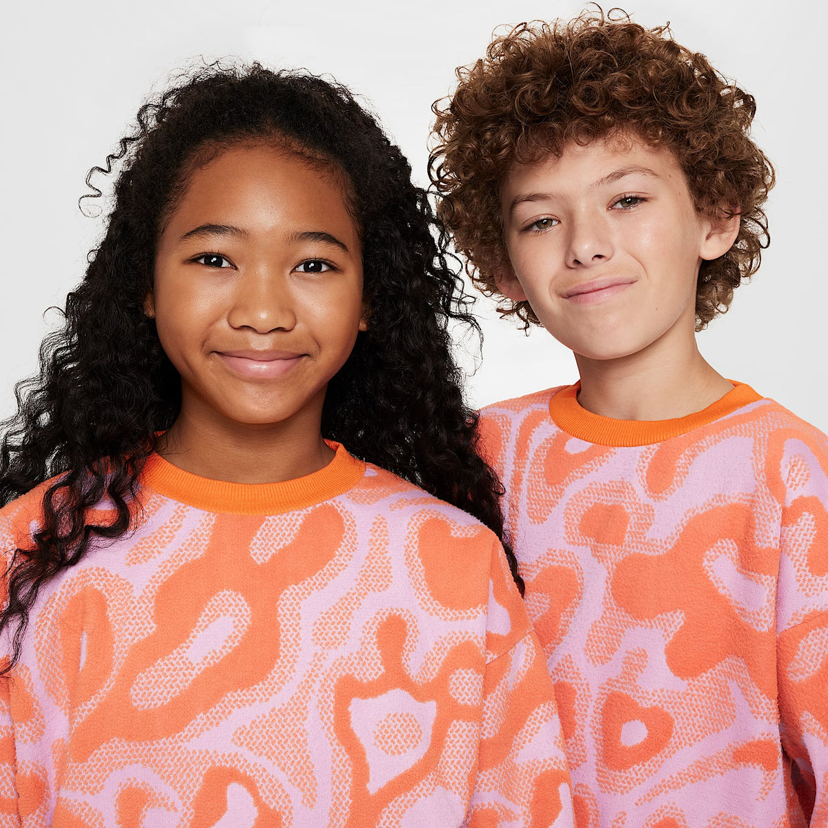 Sudadera de cuello redondo de tejido Fleece oversized para niños talla grande Nike Sportswear – Rosa extremo/Naranja seguridad/Blanco – vista 3