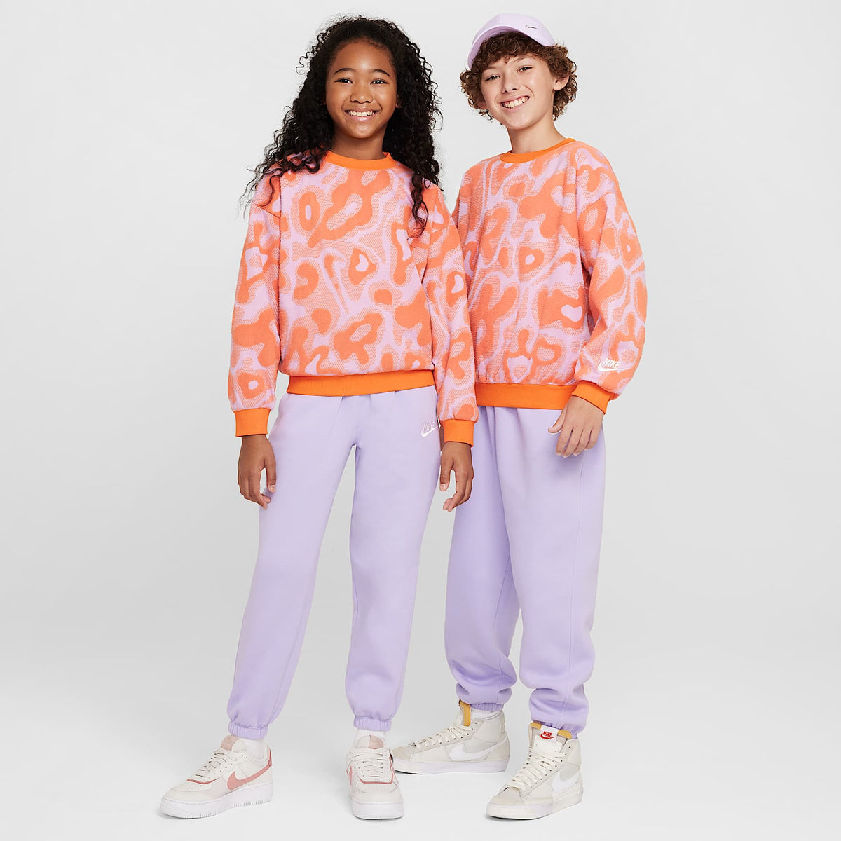 Sudadera de cuello redondo de tejido Fleece oversized para niños talla grande Nike Sportswear – Rosa extremo/Naranja seguridad/Blanco – vista 5
