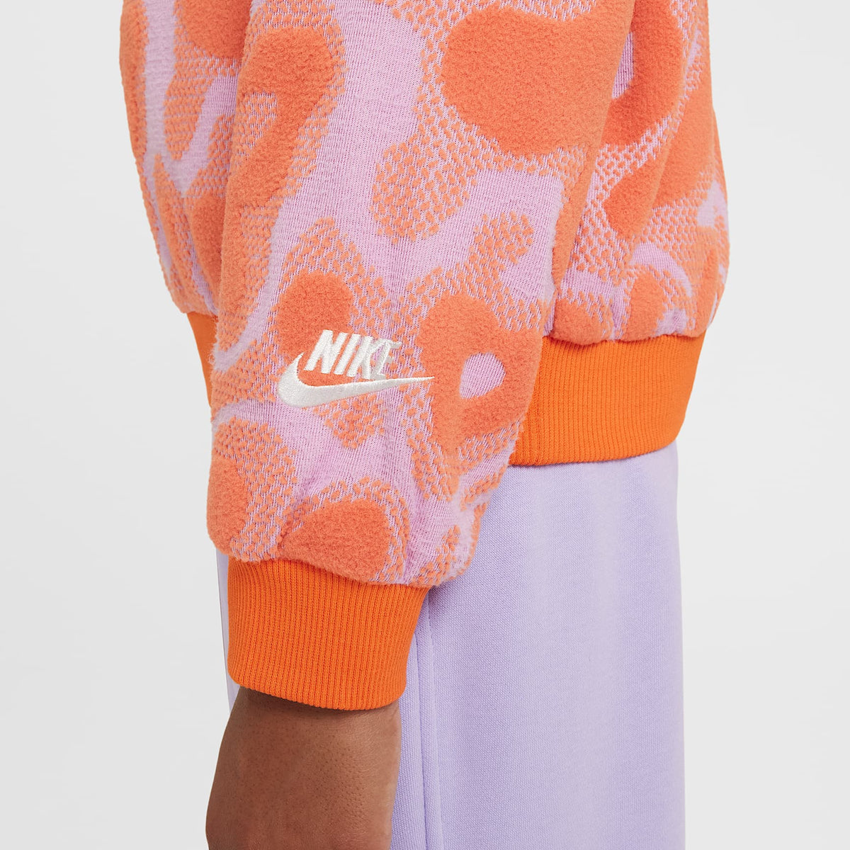 Sudadera de cuello redondo de tejido Fleece oversized para niños talla grande Nike Sportswear – Rosa extremo/Naranja seguridad/Blanco – vista 4