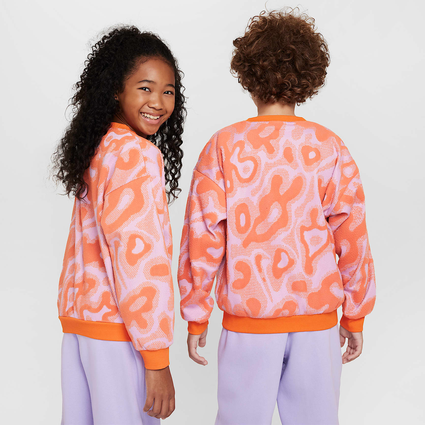 Sudadera de cuello redondo de tejido Fleece oversized para niños talla grande Nike Sportswear – Rosa extremo/Naranja seguridad/Blanco – vista 2