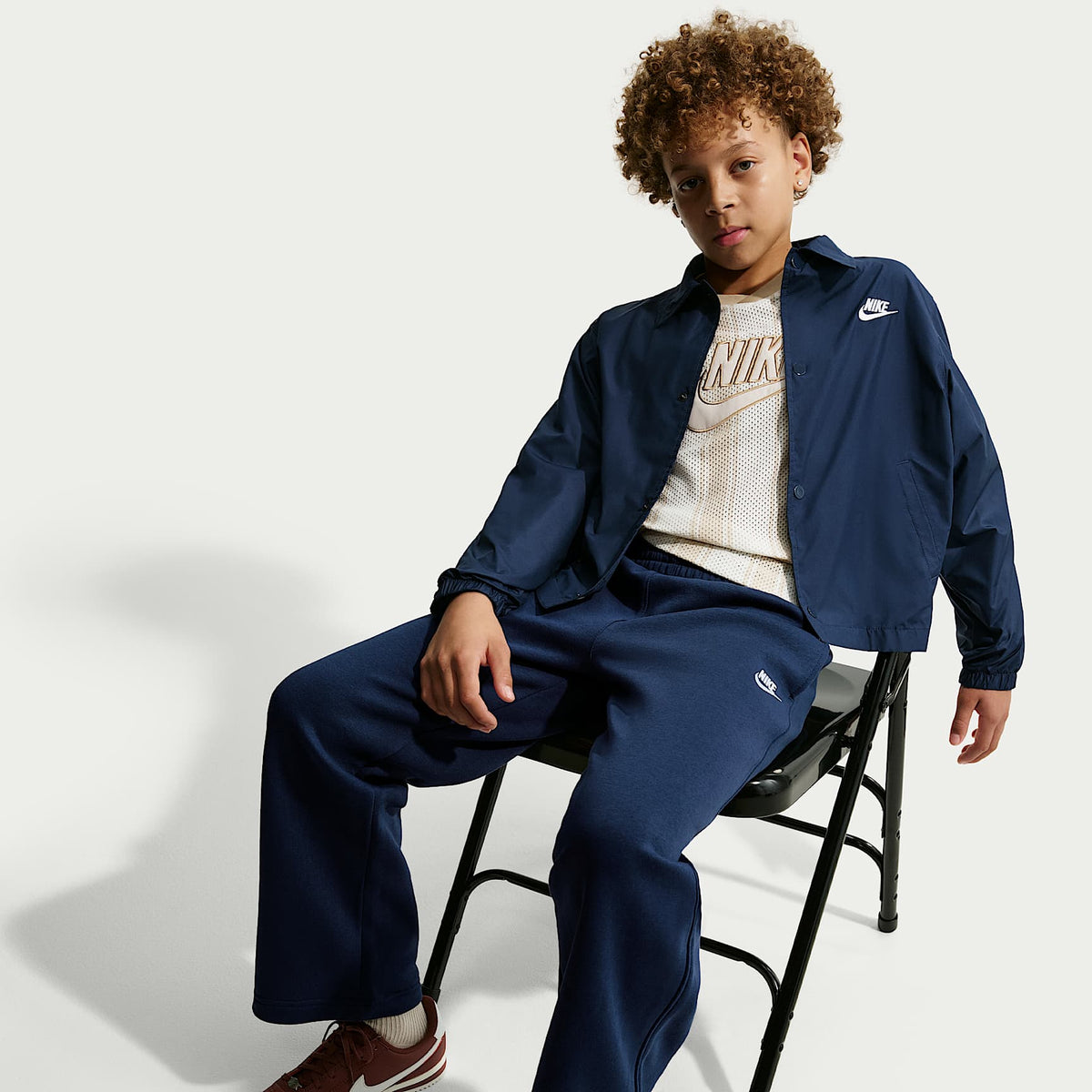 Pants holgados con dobladillo abierto para niños Nike Sportswear – Azul marino medianoche/Blanco – vista 4