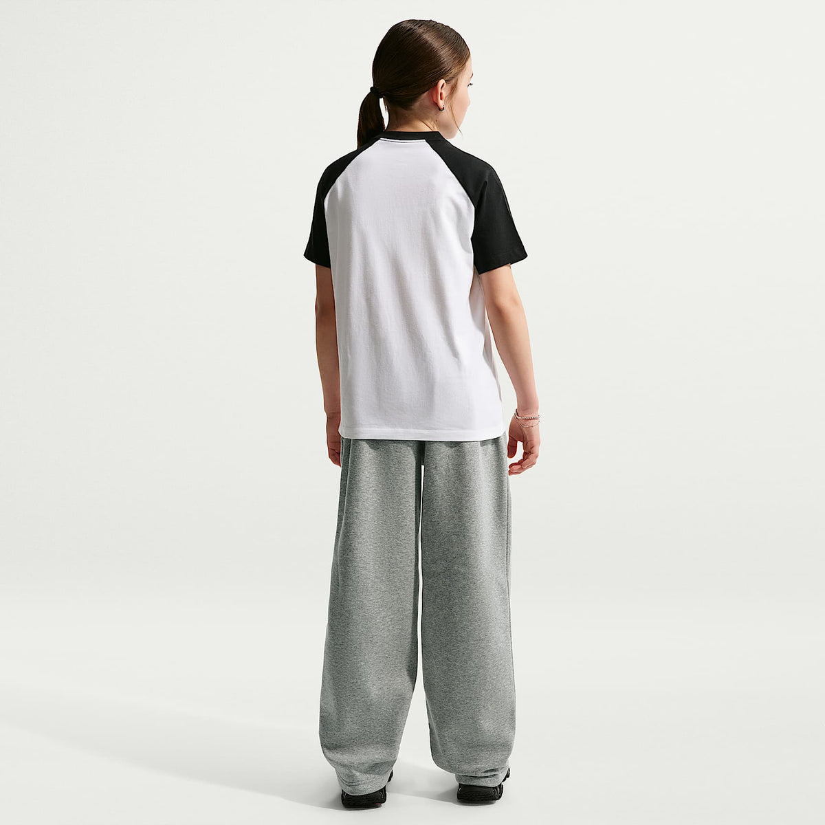 Pants holgados con dobladillo abierto para niños Nike Sportswear – Gris oscuro jaspeado/Blanco – vista 7