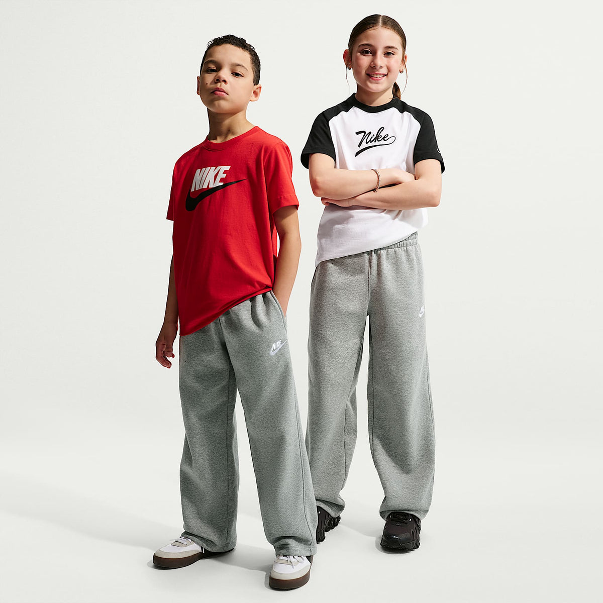 Pants holgados con dobladillo abierto para niños Nike Sportswear – Gris oscuro jaspeado/Blanco – vista 1