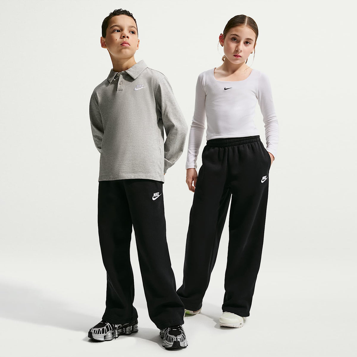 Pants holgados con dobladillo abierto para niños Nike Sportswear – Negro/Blanco – vista 1