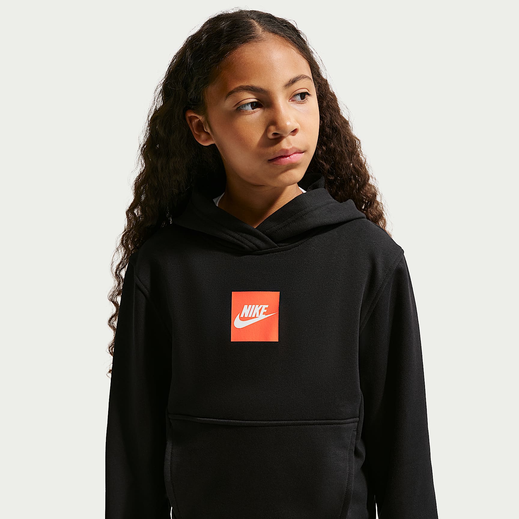 Sudadera con gorro de French Terry para niños talla grande Nike Sportswear Club – Negro/Blanco – vista 2