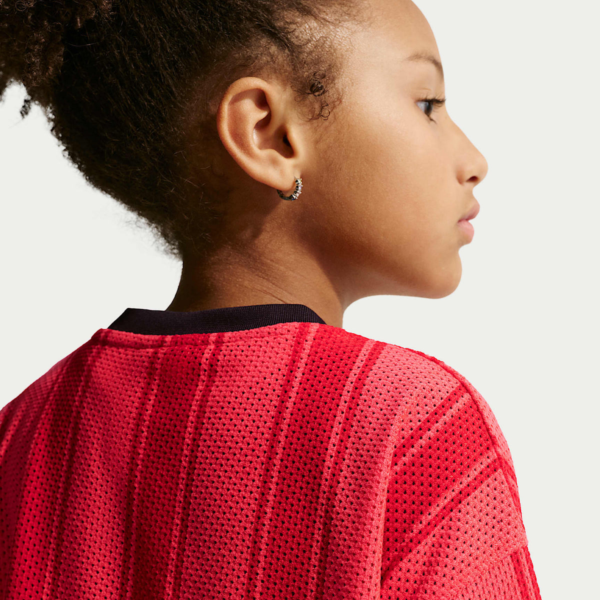 Jersey de malla de manga larga para niños talla grande Nike Sportswear Collection – Carmesí claro/Negro/Carmesí team – vista 4
