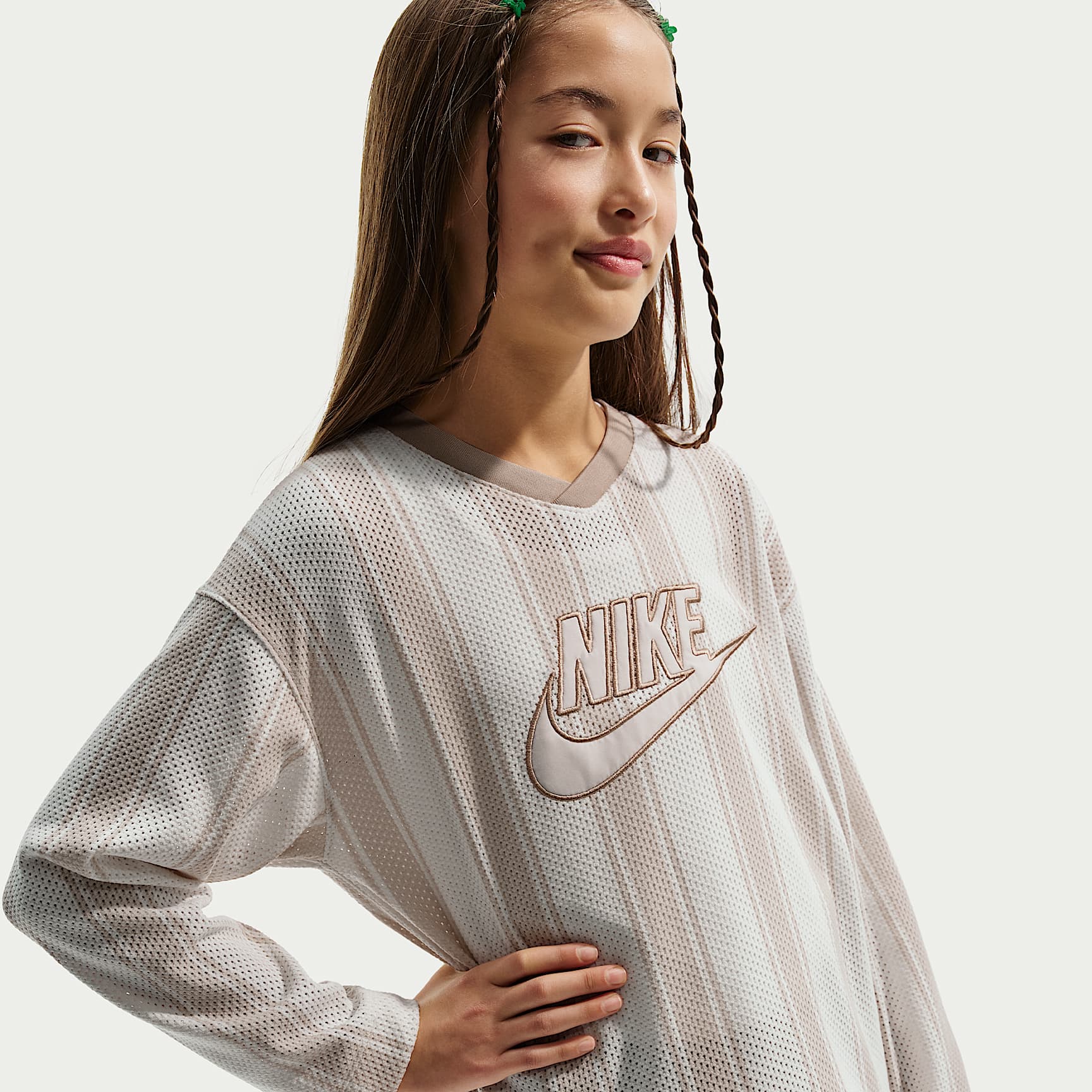 Jersey de malla de manga larga para niños talla grande Nike Sportswear Collection – Marrón verdoso claro/Lino/Marrón verdoso claro – vista 2