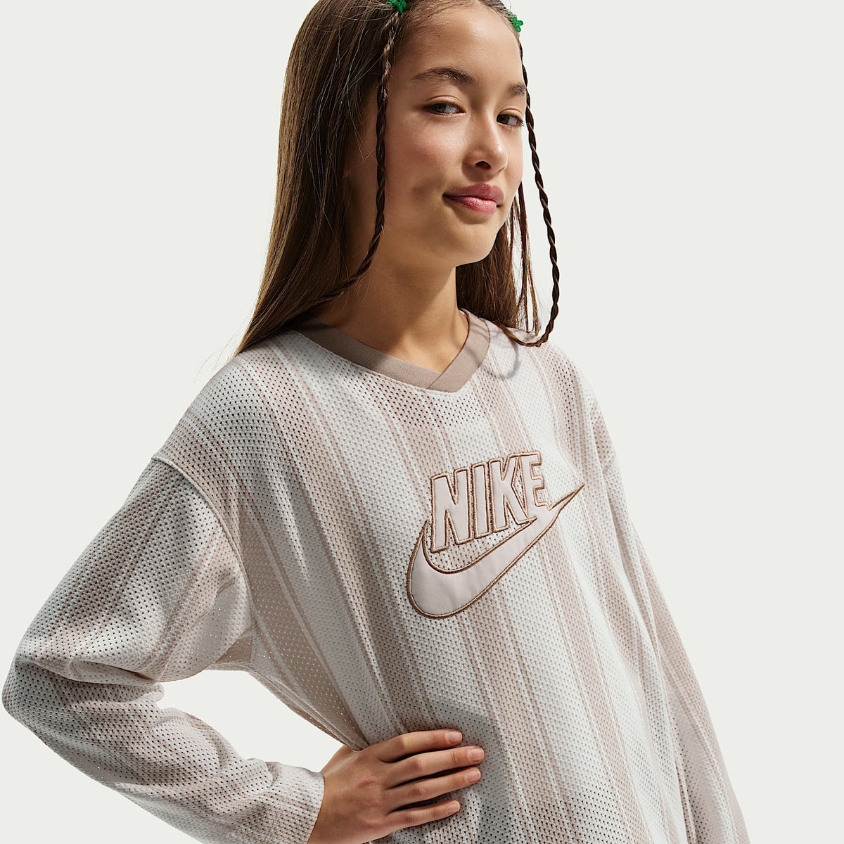 Jersey de malla de manga larga para niños talla grande Nike Sportswear Collection – Marrón verdoso claro/Lino/Marrón verdoso claro – vista 2
