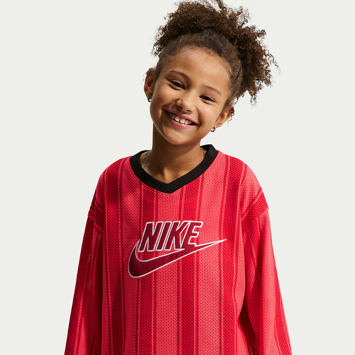 Jersey de malla de manga larga para niños talla grande Nike Sportswear Collection – Carmesí claro/Negro/Carmesí team – vista 2