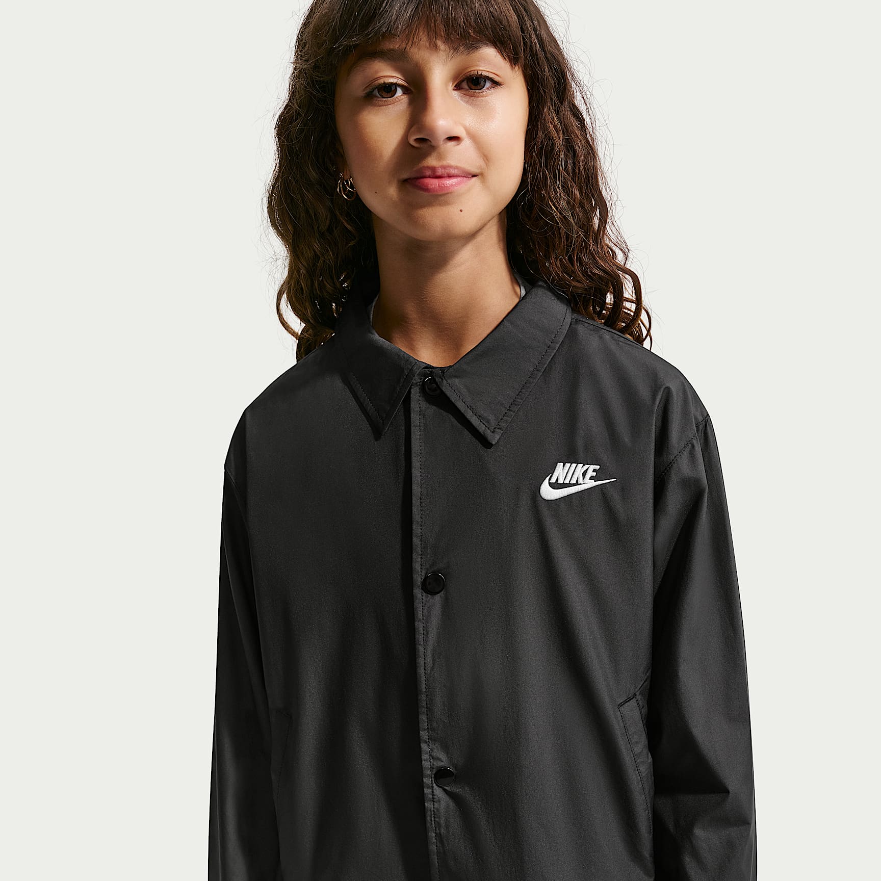Chamarra de entrenador Repel para niños talla grande Nike Sportswear Club – Negro/Blanco – vista 2