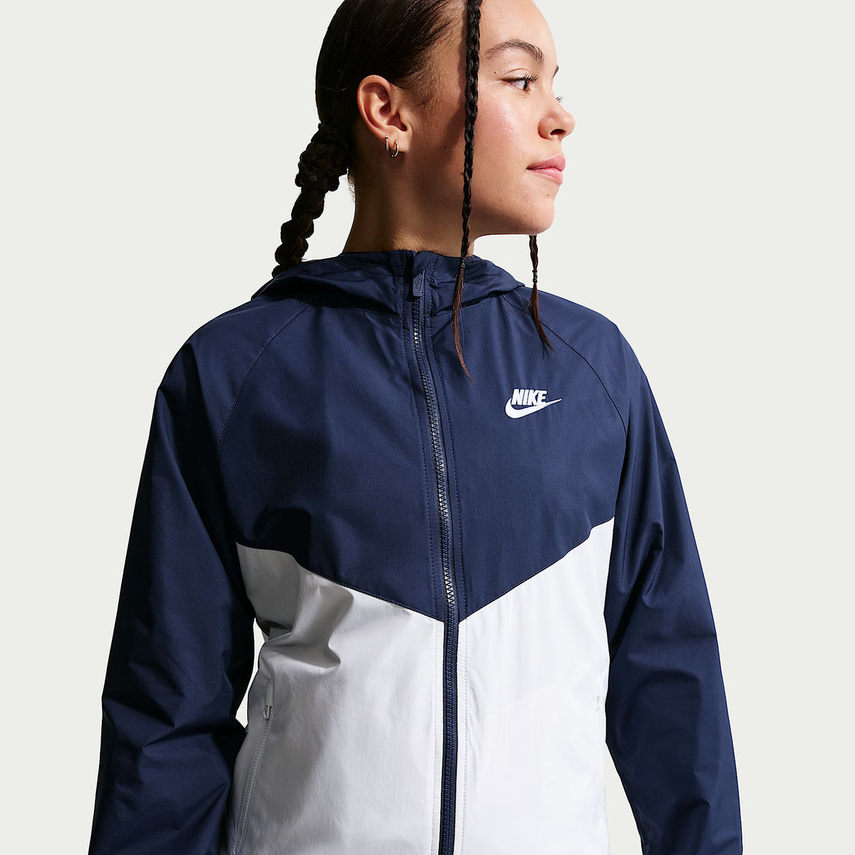 Chamarra Repel con gorro para niños talla grande Nike Sportswear Windrunner – Azul marino medianoche/Blanco/Blanco – vista 2