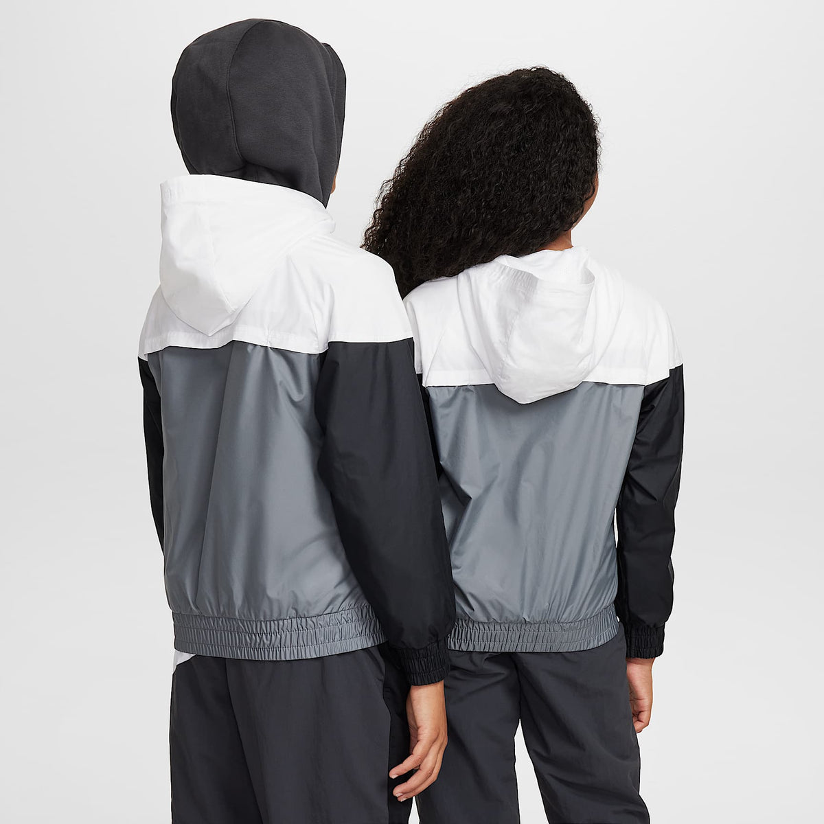 Chamarra Repel con gorro para niños talla grande Nike Sportswear Windrunner – Blanco/Gris humo/Negro/Negro – vista 2