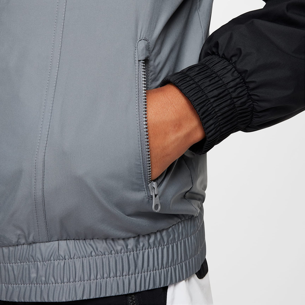 Chamarra Repel con gorro para niños talla grande Nike Sportswear Windrunner – Blanco/Gris humo/Negro/Negro – vista 4