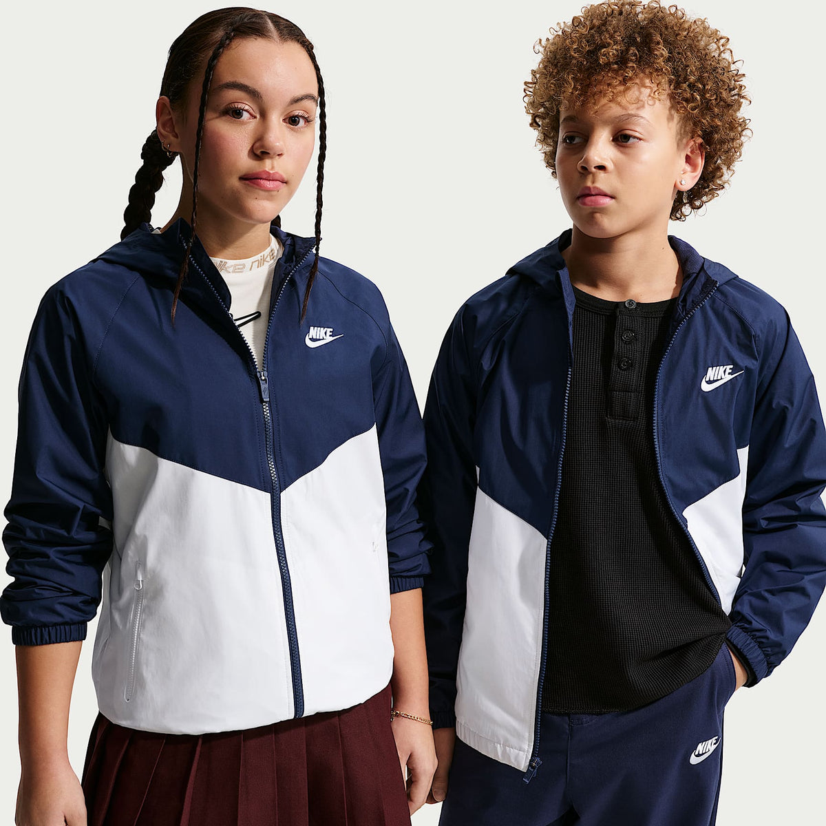 Chamarra Repel con gorro para niños talla grande Nike Sportswear Windrunner – Azul marino medianoche/Blanco/Blanco – vista 1