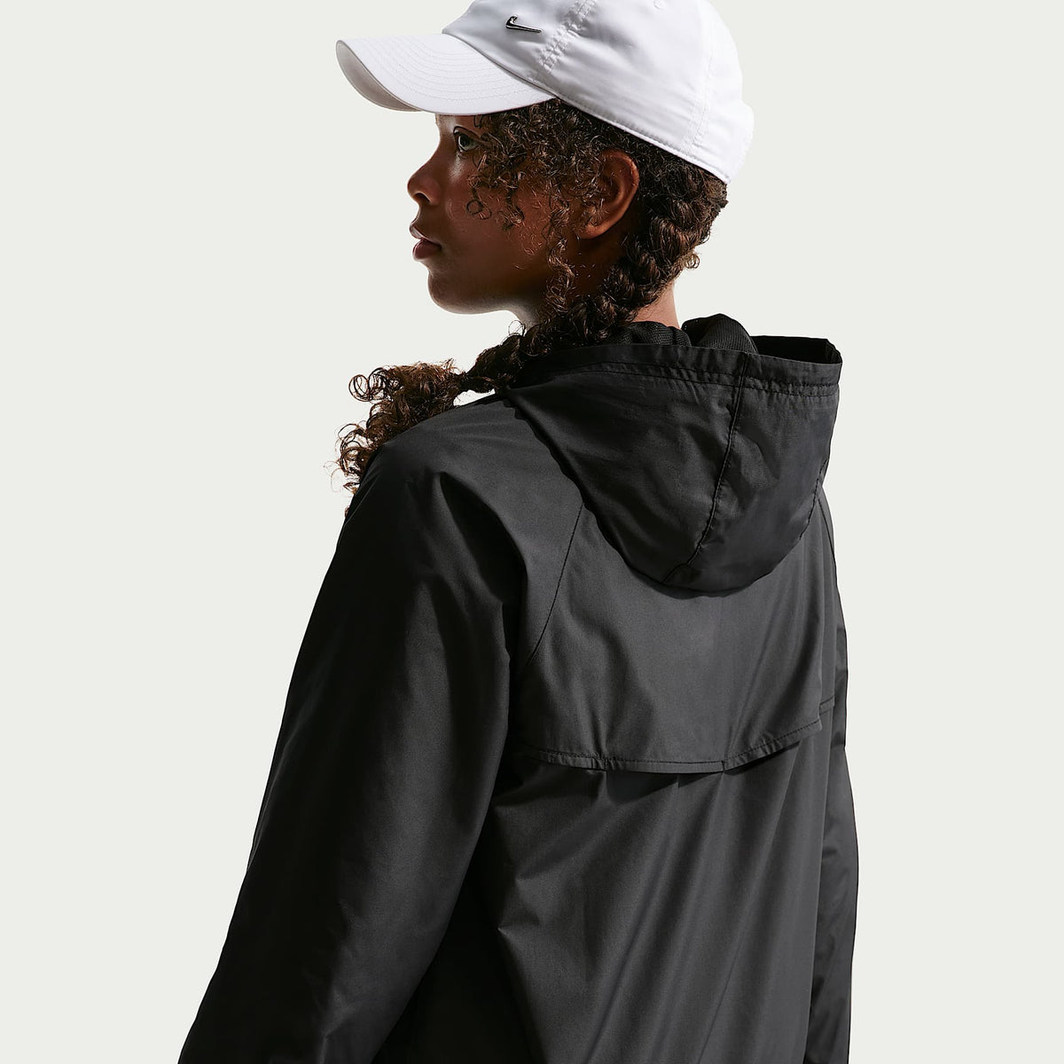 Chamarra Repel con gorro para niños talla grande Nike Sportswear Windrunner – Negro/Negro/Blanco – vista 4