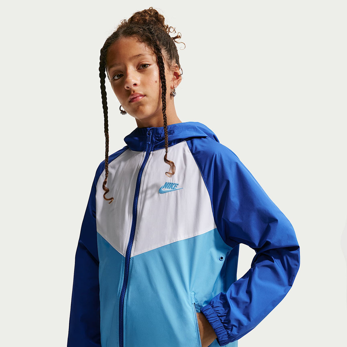 Chamarra Repel con gorro para niños talla grande Nike Sportswear Windrunner – Royal juego/Azul fútbol/Blanco/Azul fútbol – vista 1