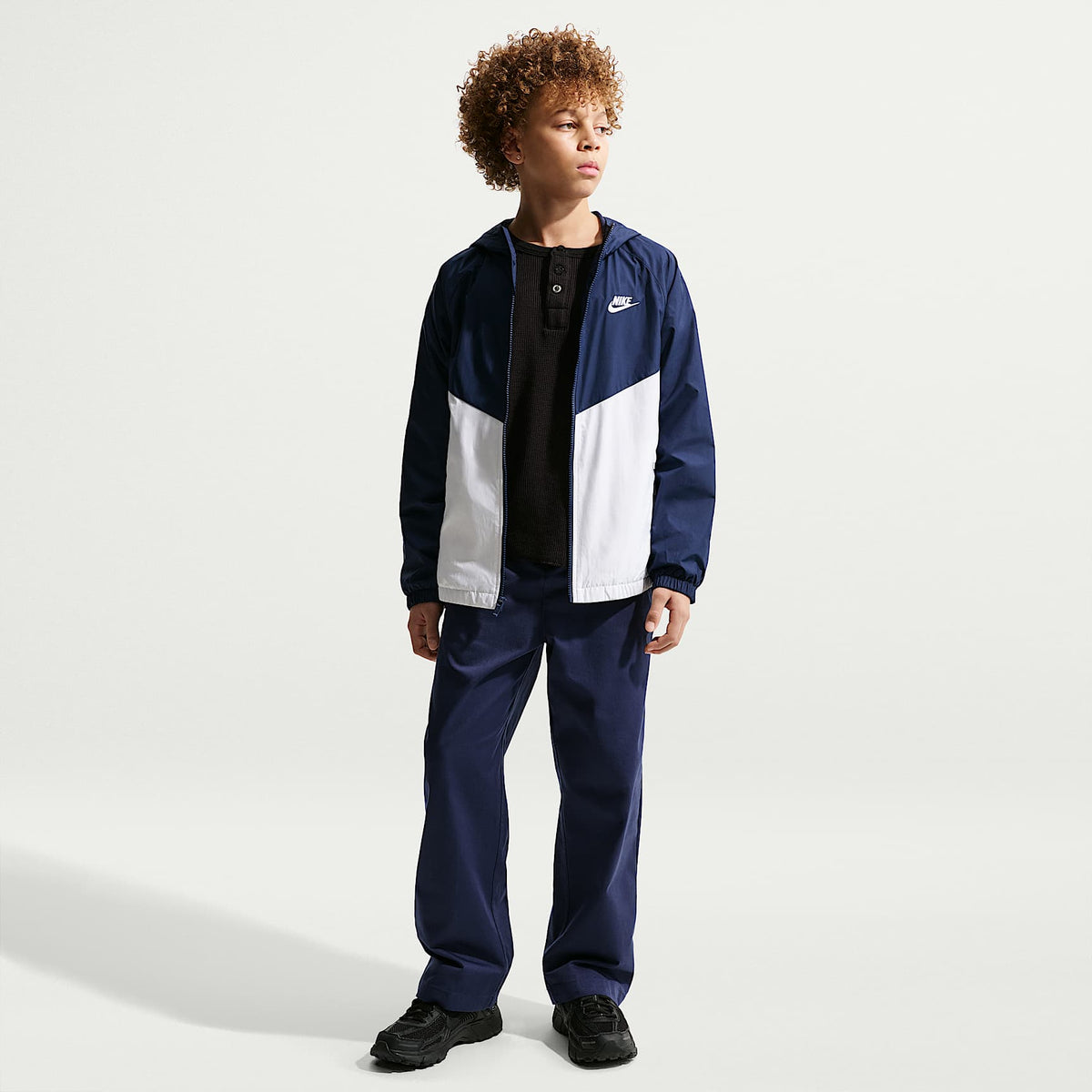 Chamarra Repel con gorro para niños talla grande Nike Sportswear Windrunner – Azul marino medianoche/Blanco/Blanco – vista 7