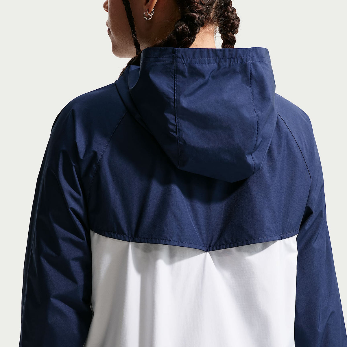 Chamarra Repel con gorro para niños talla grande Nike Sportswear Windrunner – Azul marino medianoche/Blanco/Blanco – vista 4
