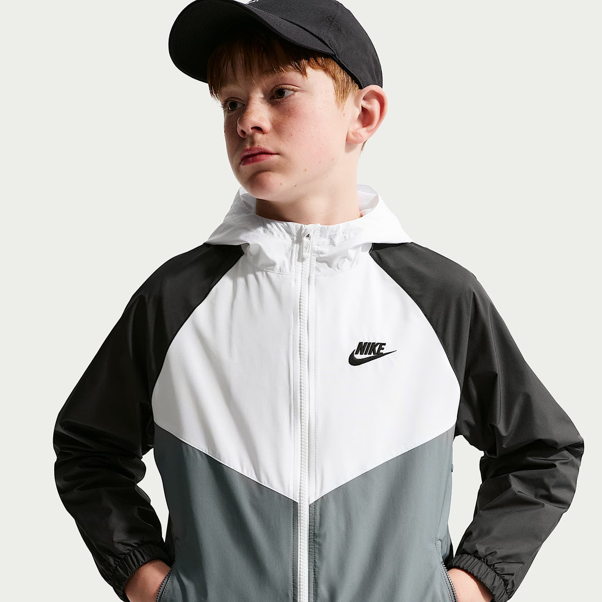 Chamarra Repel con gorro para niños talla grande Nike Sportswear Windrunner – Blanco/Gris humo/Negro/Negro – vista 1