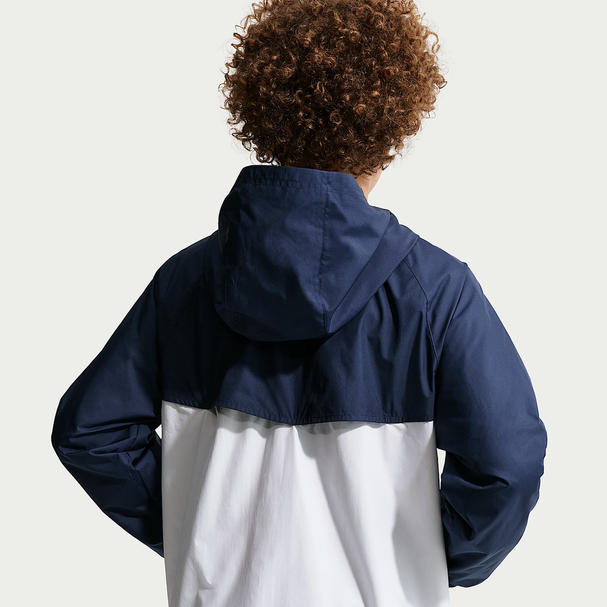Chamarra Repel con gorro para niños talla grande Nike Sportswear Windrunner – Azul marino medianoche/Blanco/Blanco – vista 5