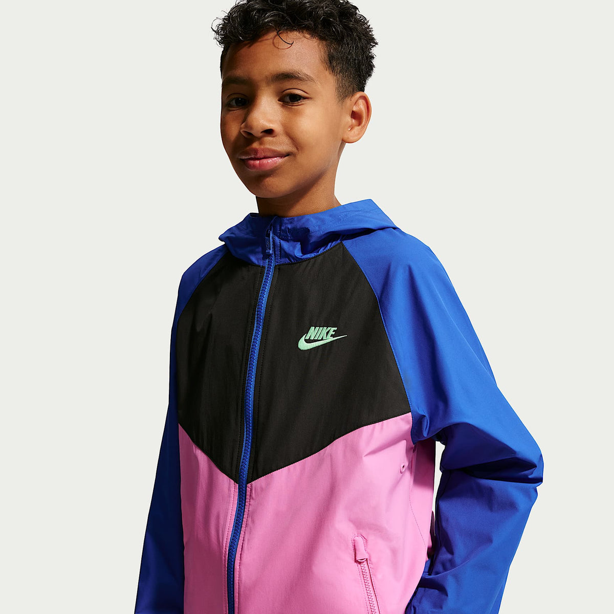 Chamarra Repel con gorro para niños talla grande Nike Sportswear Windrunner – Royal juego/Rosa alegre/Negro/Verde ilusión – vista 1