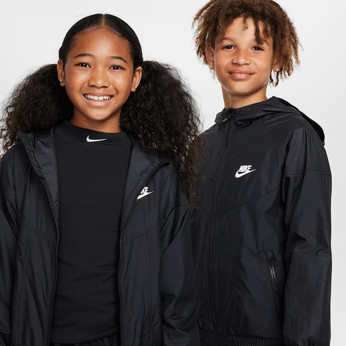 Chamarra Repel con gorro para niños talla grande Nike Sportswear Windrunner – Negro/Negro/Negro/Blanco – vista 3