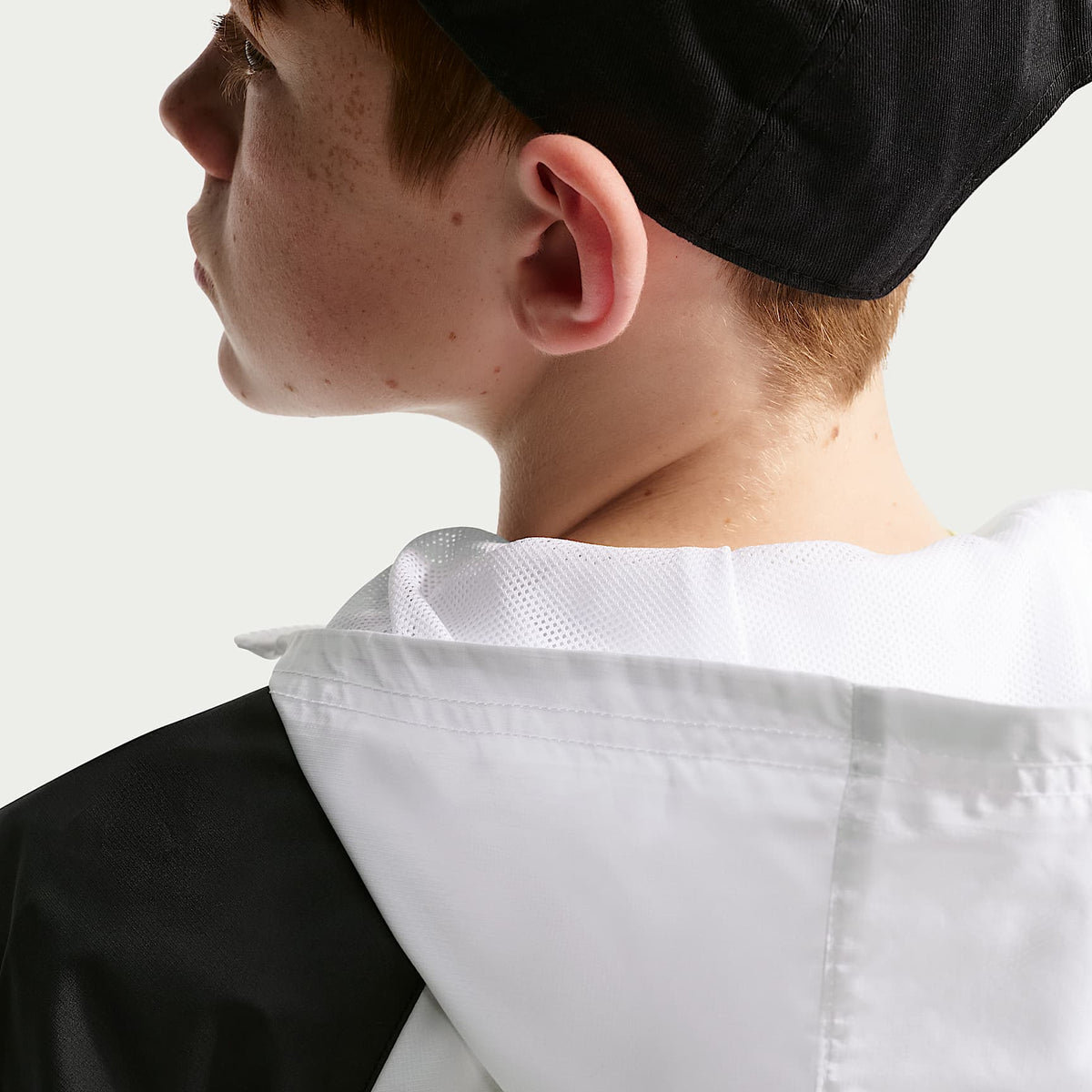 Chamarra Repel con gorro para niños talla grande Nike Sportswear Windrunner – Blanco/Gris humo/Negro/Negro – vista 6