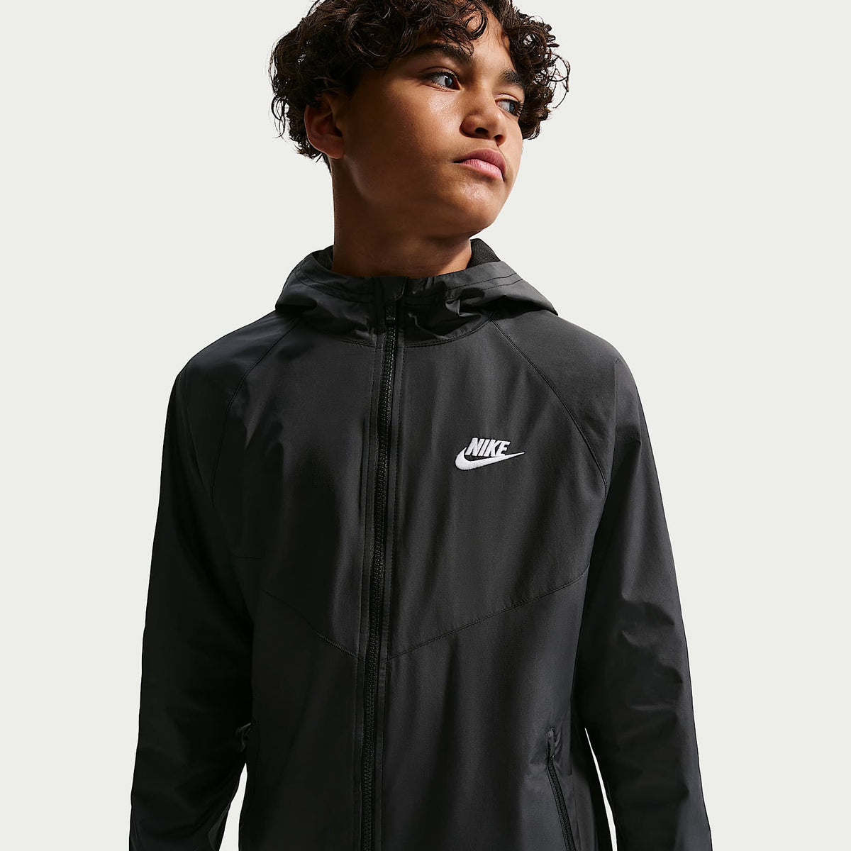 Chamarra Repel con gorro para niños talla grande Nike Sportswear Windrunner – Negro/Negro/Blanco – vista 3