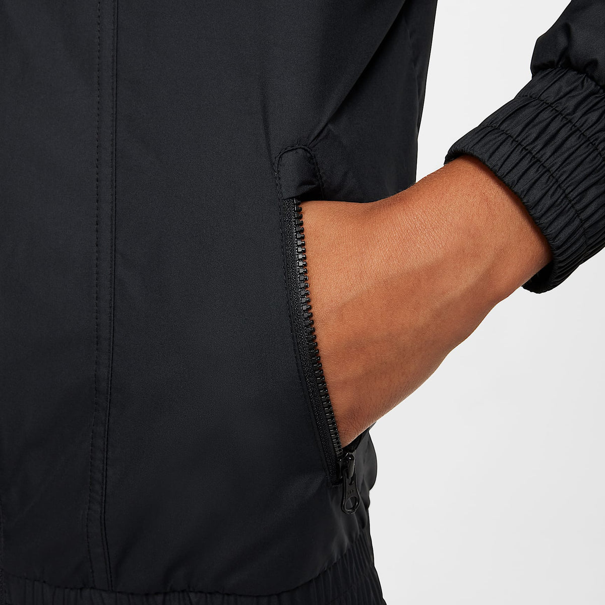 Chamarra Repel con gorro para niños talla grande Nike Sportswear Windrunner – Negro/Negro/Negro/Blanco – vista 4