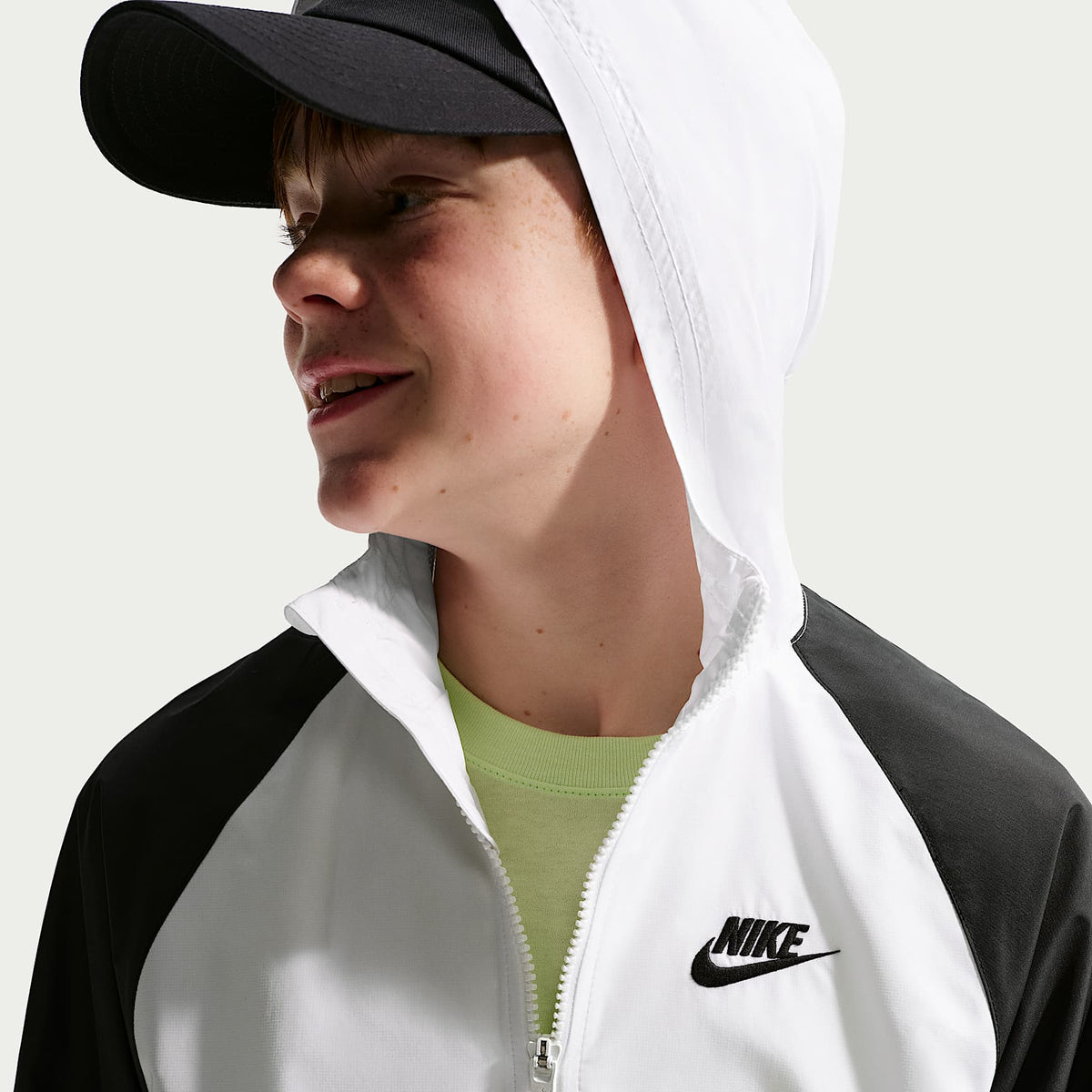 Chamarra Repel con gorro para niños talla grande Nike Sportswear Windrunner – Blanco/Gris humo/Negro/Negro – vista 3